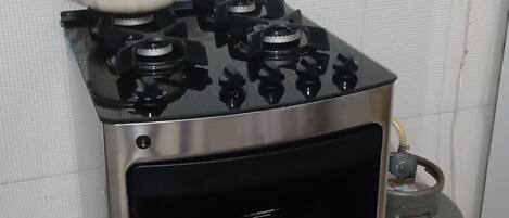 冷蔵庫、オーブン、コンロ、コーヒー / ティーメーカー