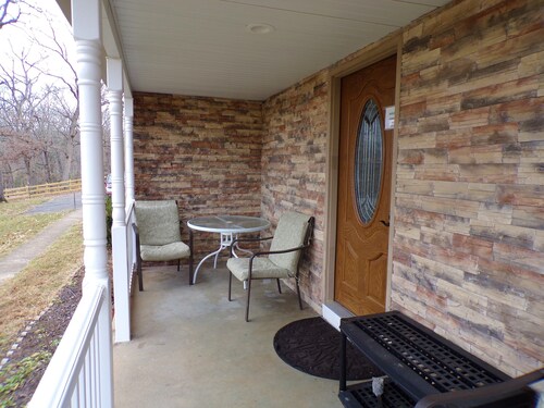 Serene, Modern, Cottage, access to a 60 Acre Lake 