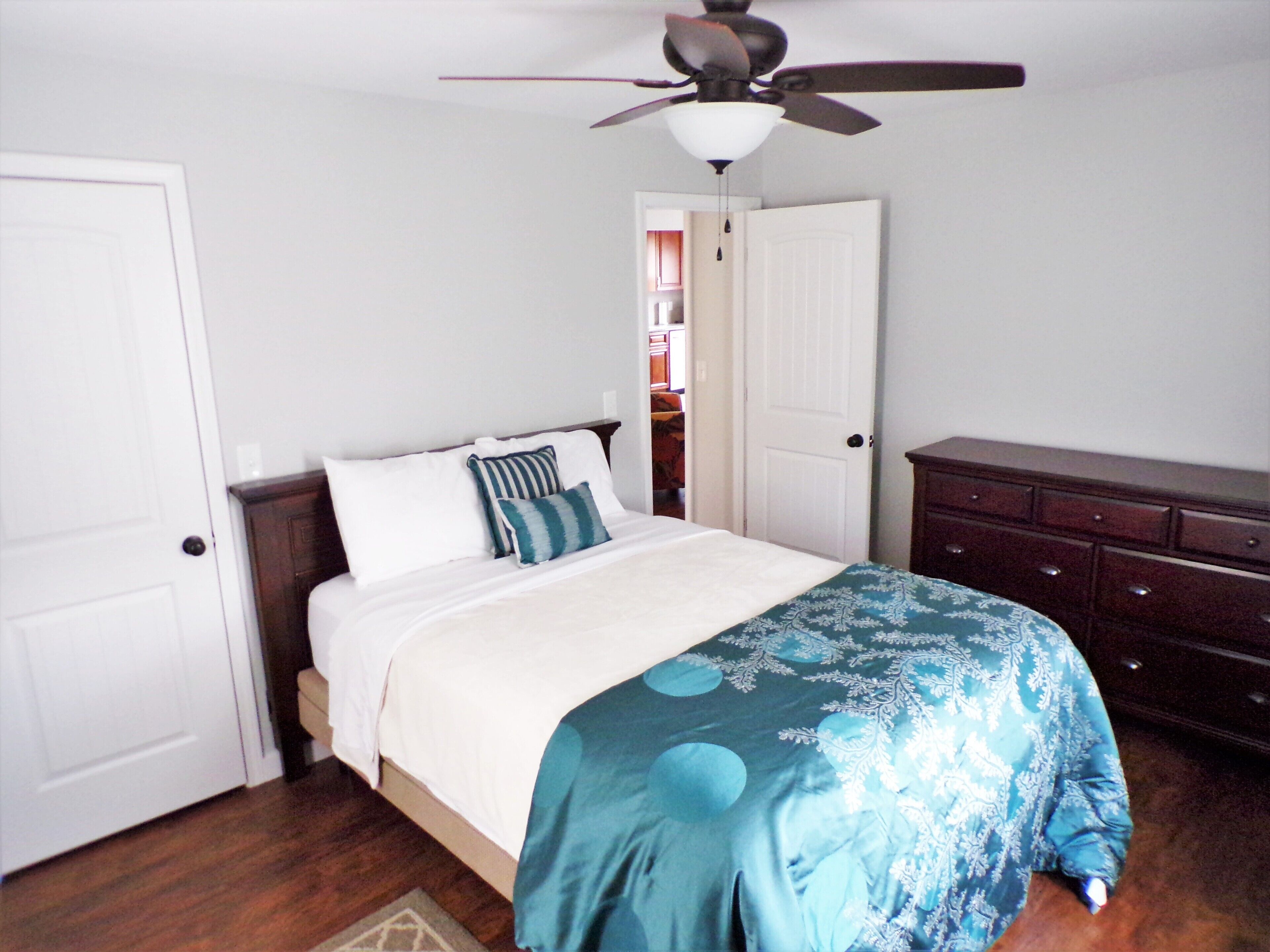 Serene, Modern, Cottage, access to a 60 Acre Lake 