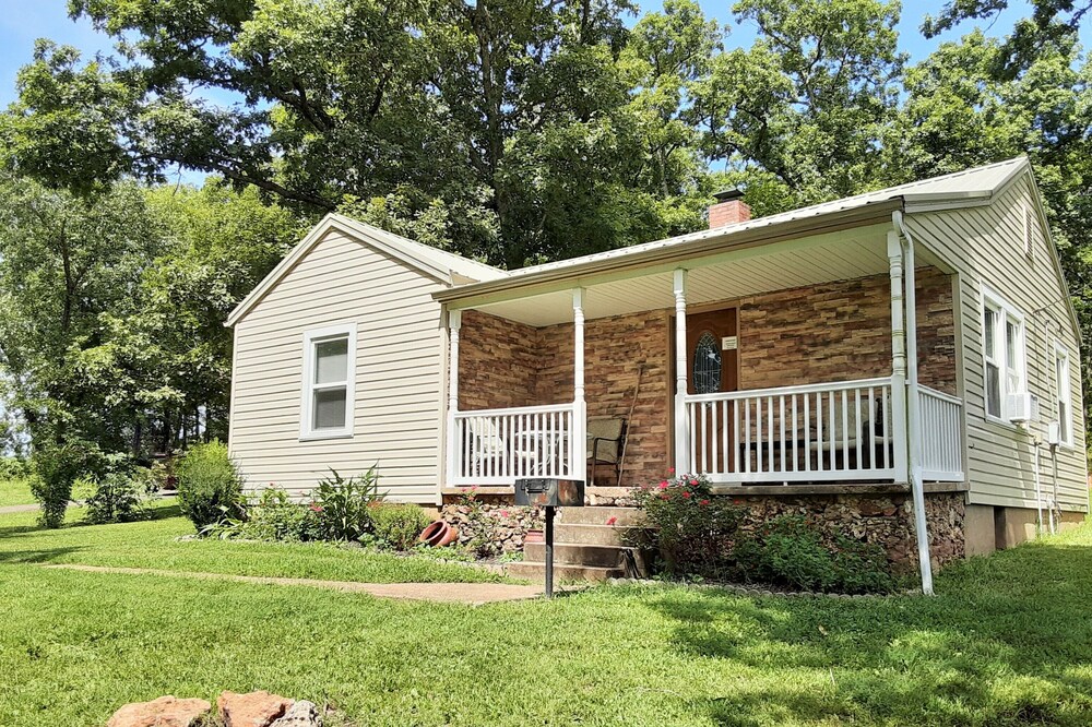 Serene, Modern, Cottage, access to a 60 Acre Lake