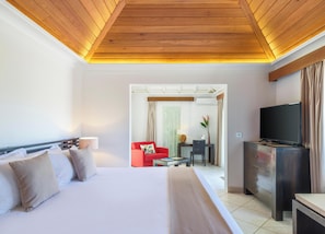 4 bedrooms, in-room safe, desk, iron/ironing board