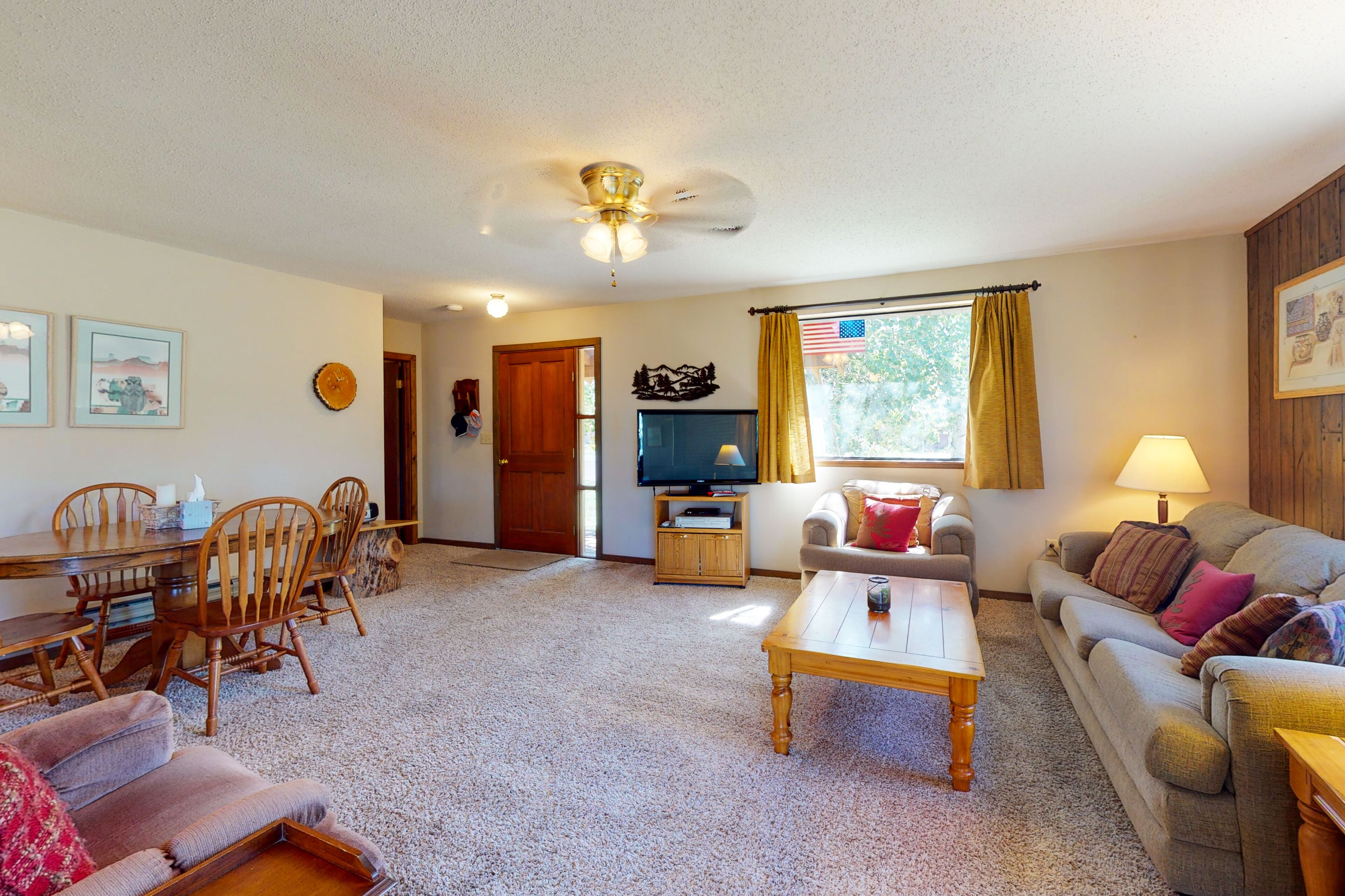 Friendly cabin with WiFi & wood-burning stove - one mile from the Rio Grande!