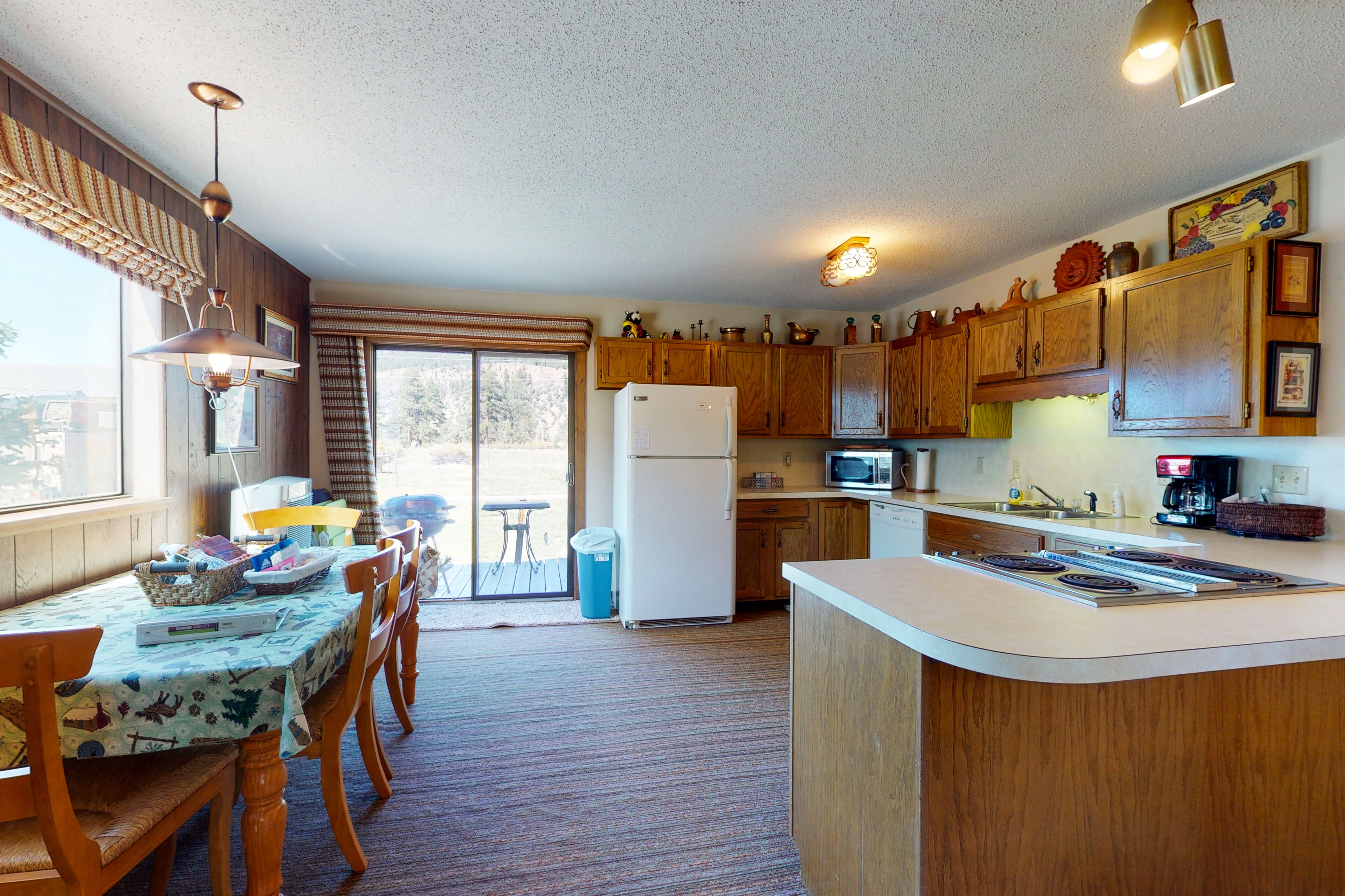 Friendly cabin with WiFi & wood-burning stove - one mile from the Rio Grande!