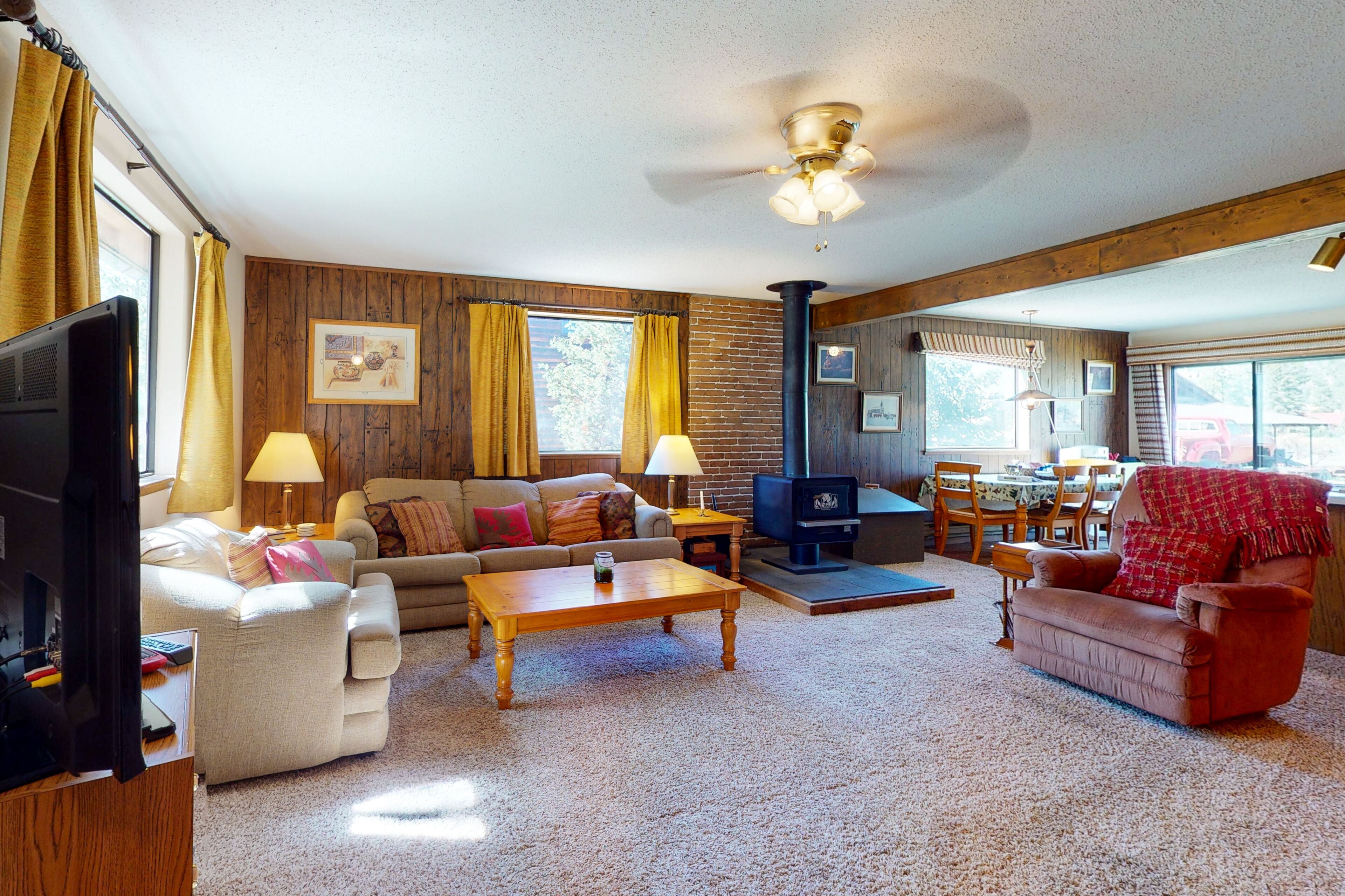 Friendly cabin with WiFi & wood-burning stove - one mile from the Rio Grande!