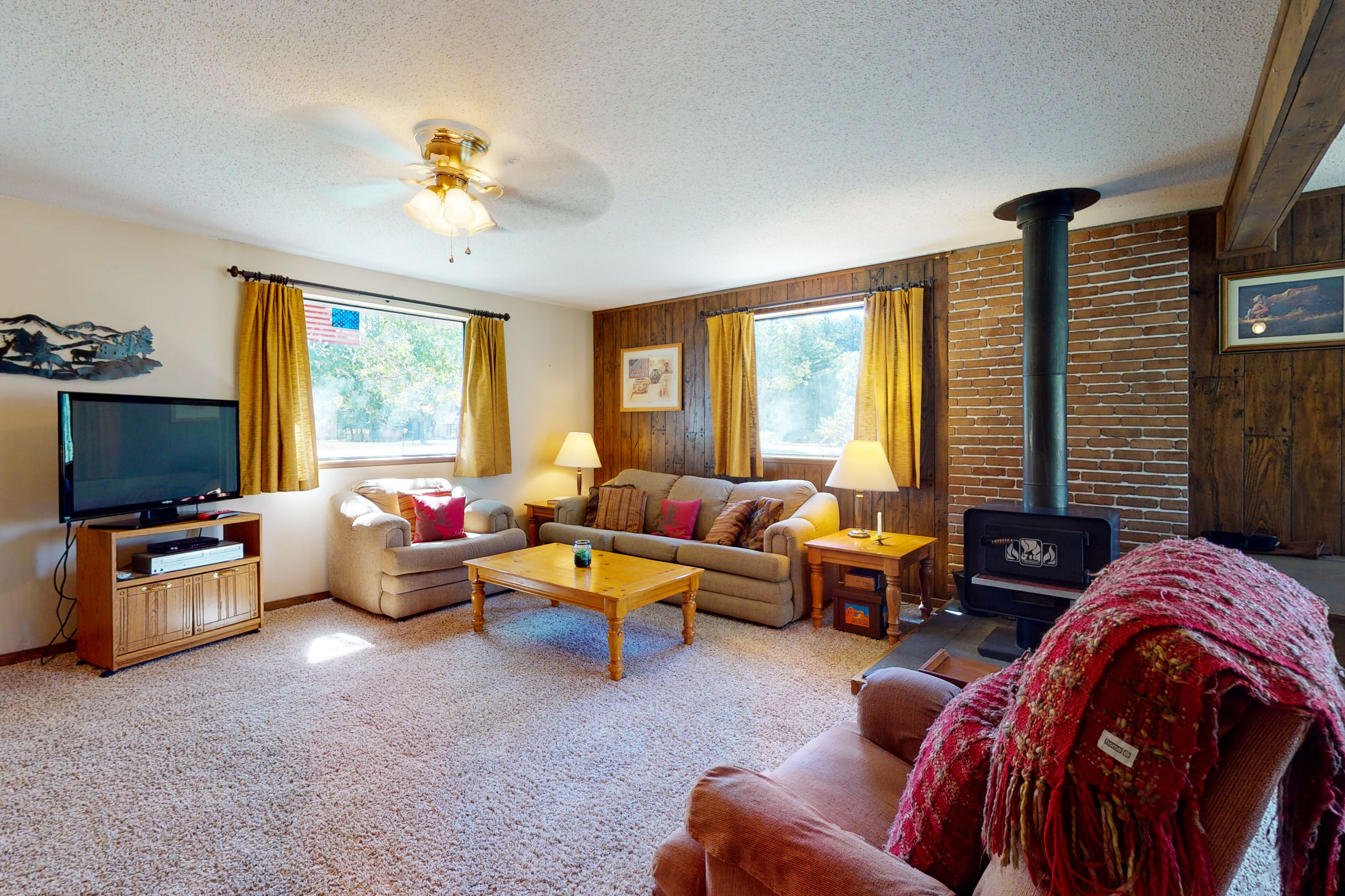 Friendly cabin with WiFi & wood-burning stove - one mile from the Rio Grande!