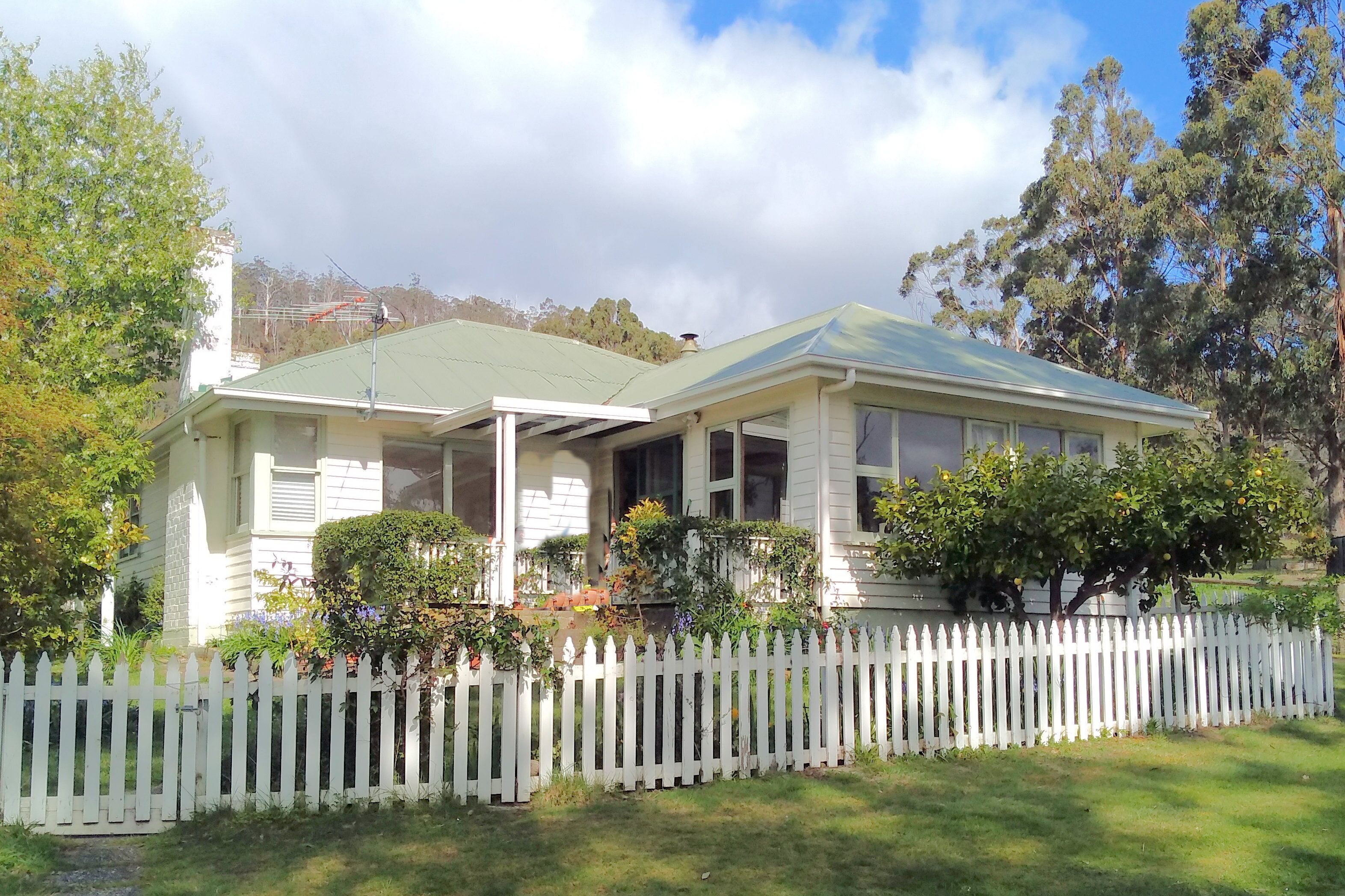 Country Cottage Accommodation overlooking Huon River