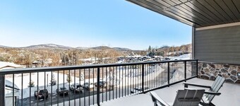 5-Star Lux Condo, Heated Pool, Hot Tub, Ski in/out @ Windham