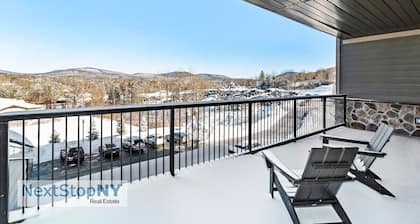 5-Star Lux Condo, Heated Pool, Hot Tub, Ski in/out @ Windham
