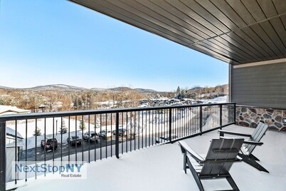 5-Star Lux Condo, Heated Pool, Hot Tub, Ski in/out @ Windham