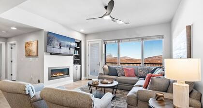 5-Star Lux Condo, Heated Pool, Hot Tub, Ski in/out @ Windham
