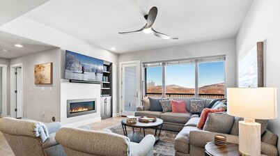 5-Star Lux Condo, Heated Pool, Hot Tub, Ski in/out @ Windham