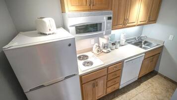 Fridge, microwave, stovetop, dishwasher