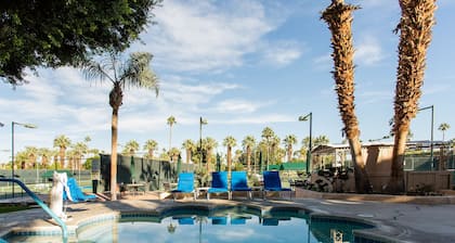 Enjoy the Holidays at the beautiful Palm Springs Tennis Club...