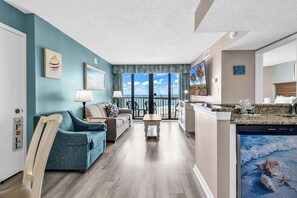 Signature appartement, 1 kingsize bed met slaapbank, balkon, uitzicht op oceaan | Woonkamer | Een 55-inch smart-tv met kabelzenders en een televisie