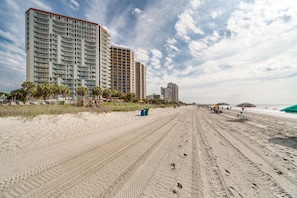 On the beach - Breakers Boutique Condos | Oceanfront (Myrtle Beach)