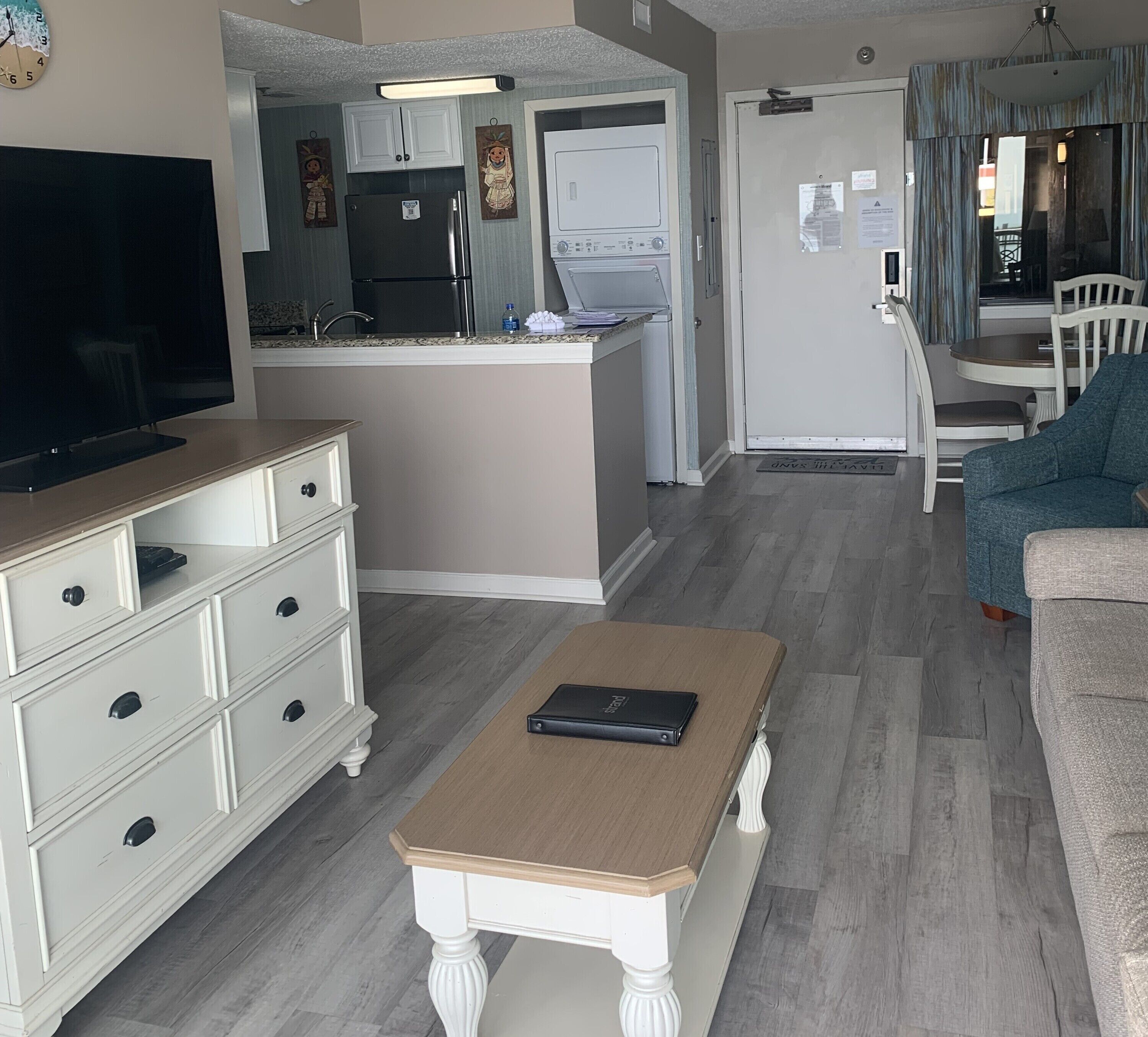 Signature-Apartment, 1 King-Bett und Schlafsofa, Balkon, Meerblick | Wohnzimmer | 55-Zoll-Smart-TV mit Kabelempfang, Fernseher