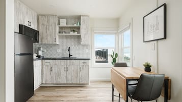 Réfrigérateur, micro-ondes, plaque de cuisson, cafetiÚre/bouilloire