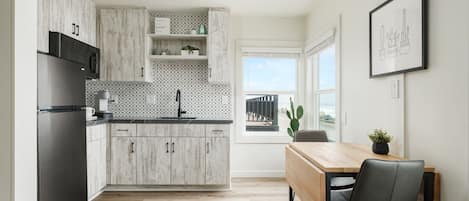 Réfrigérateur, micro-ondes, plaque de cuisson, cafetière/bouilloire