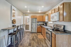 冷蔵庫、電子レンジ、オーブン、コンロ