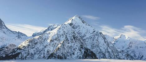 Stay in the heart of Les Deux Alpes! Just minutes from the slopes, ski school, and lively après-ski spots.