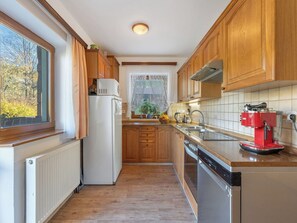 Micro-ondes, four, lave-vaisselle, chaise haute