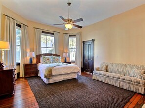 6 bedrooms, desk, iron/ironing board, free WiFi