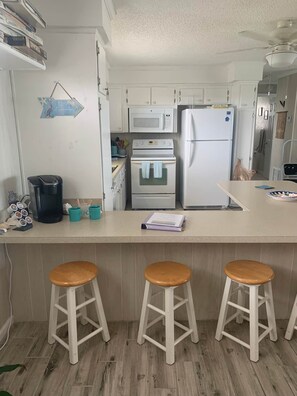 Een koelkast, een magnetron, een oven, een kookplaat