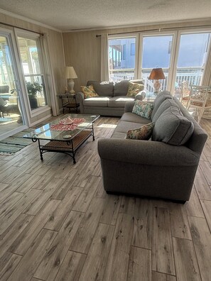 TV, books - Oceanfront Hideaway PVB, Gorgeous Oceanfront (St. Johns County)