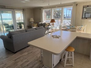 TV, books - Oceanfront Hideaway PVB, Gorgeous Oceanfront (St. Johns County)