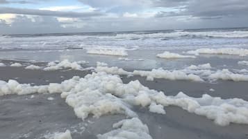 靠近海滩、沙滩椅、沙滩毛巾