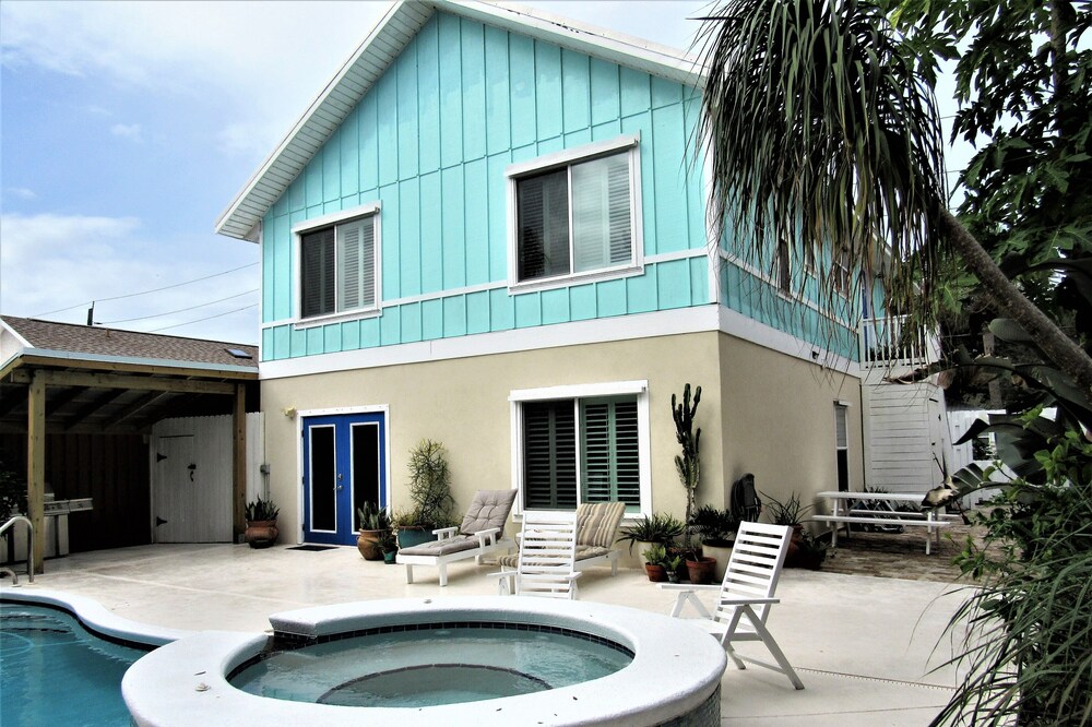 LunaSea Beach House - Family friendly, steps to beach, private pool & hot tub