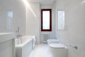Vasca, set di cortesia gratuito, asciugacapelli, bidet