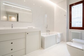 Badewanne, kostenlose Toilettenartikel, Haartrockner, Bidet