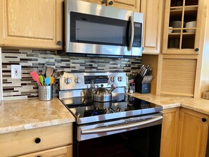 Refrigerador, microondas, horno y parrilla de estufa