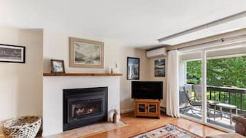 House | Ruang tamu | TV skrin rata, pendiangan, pemain DVD