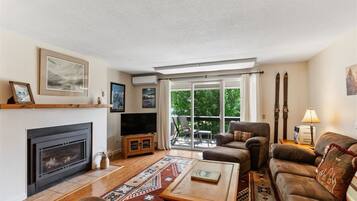 Rumah | Ruang keluarga | TV layar datar, perapian, dan pemutar DVD