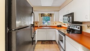 Ferienhaus | Eigene Küche | Wasserkocher mit Kaffee-/Teezubehör, Kühlschrank, Mikrowelle, Herdplatte