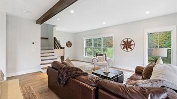 House | Living room | Flat-screen TV, fireplace, DVD player, foosball