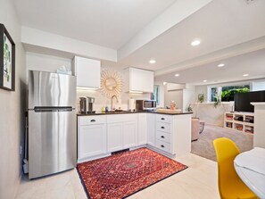 Fridge, microwave, oven, stovetop - Spacious, Private Home Away From Home with Hot Tub (Spokane)