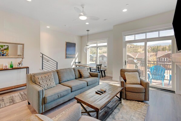 Smart TV, chimenea, videojuegos y Hulu 