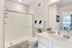 Regadera, secadora de cabello, toallas 