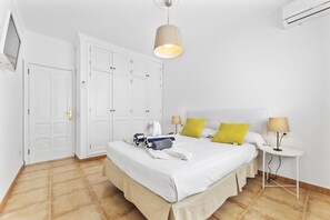 3 slaapkamers, een strijkplank/strijkijzer, gratis wifi, beddengoed