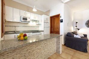 雪櫃、微波爐、焗爐、洗碗機