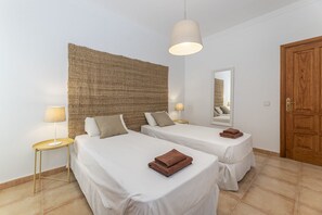3 bedrooms, iron/ironing board, free WiFi, bed sheets - Villa 21, luxurious villa with heated pool (Puerto del Carmen)