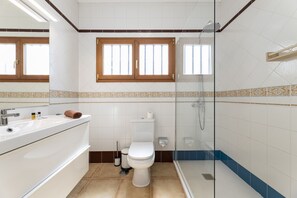 Shower, hair dryer, towels - Villa 21, luxurious villa with heated pool (Puerto del Carmen)