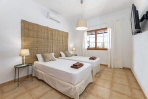 3 bedrooms, iron/ironing board, free WiFi, bed sheets - Villa 21, luxurious villa with heated pool (Puerto del Carmen)