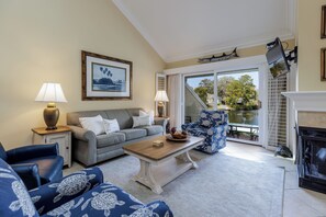 Smart TV, fireplace - Waterfront Villa • Beach Access • Stunning Lagoon Views| Ideal for Groups (Hilton Head Island)