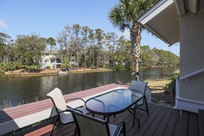 Outdoor dining - Waterfront Villa • Beach Access • Stunning Lagoon Views| Ideal for Groups (Hilton Head Island)