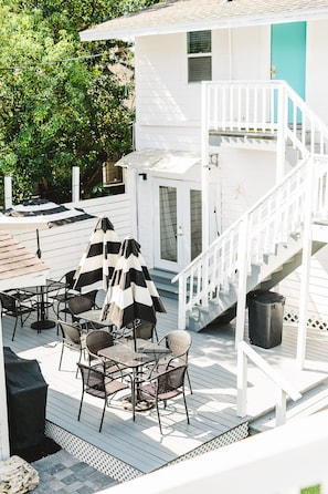 Outdoor dining - An Art-Filled Garden Apartment Near Parks and Downtown (St. Petersburg)