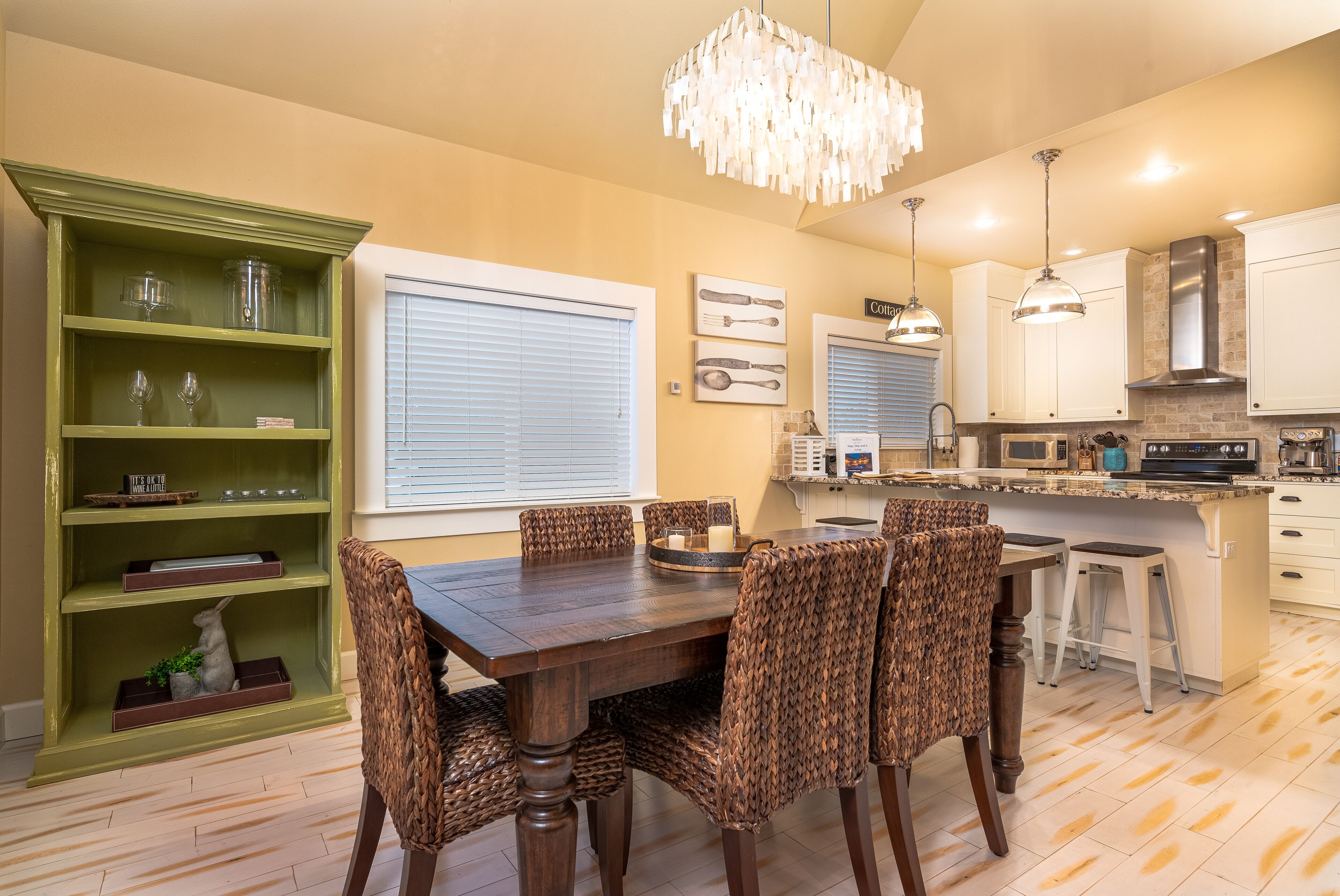 3 Bedroom, 3 1/3 Bath Chelan home with private cocktail pool/hot tub, blocks from downtown!